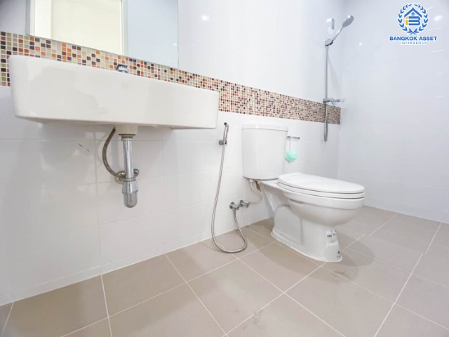 ทาวน์เฮ้าส์มือสองย่านนนทบุรี ม.นนท์ณิชา บางใหญ่2 หลังมุม! เนื้อที่มากถึง 38.4 ตร.ว. ฟังก์ชัน 3 ห้องนอน 2 ห้องน้ำ 1 ที่จอดรถ บนทำเลแห่งการเดินทาง เชื่อมต่อถ.กาญจนาภิเษก, ถ.รัตนาธิเบศก ใกล้รถไฟฟ้าสายสีม่วง "สถานีตลาดบางใหญ่" และทางด่วน "ศรีรัช"